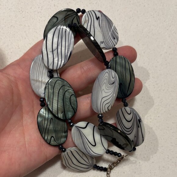 Vintage Pearlescent Black and White Beaded Necklace with 925 Lobster Clasp - Picture 4 of 7